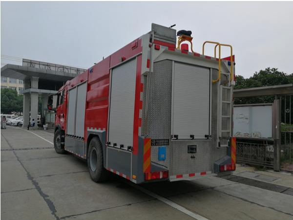 重汽豪沃干粉水聯用消防車