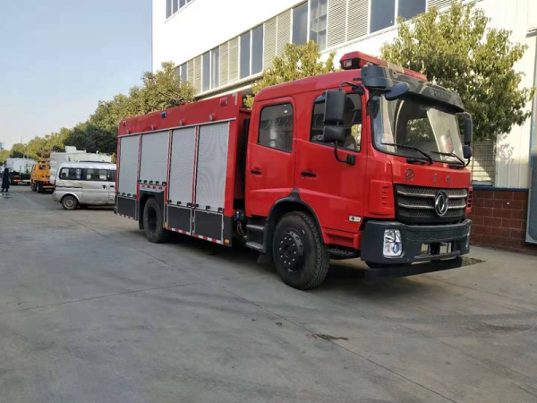 國六東風(fēng)5.5噸泡沫消防車